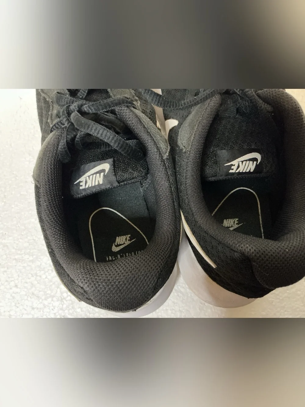 Nike Tanjun Women’s Size 7 Black White Lightweight Running Athletic Sneakers